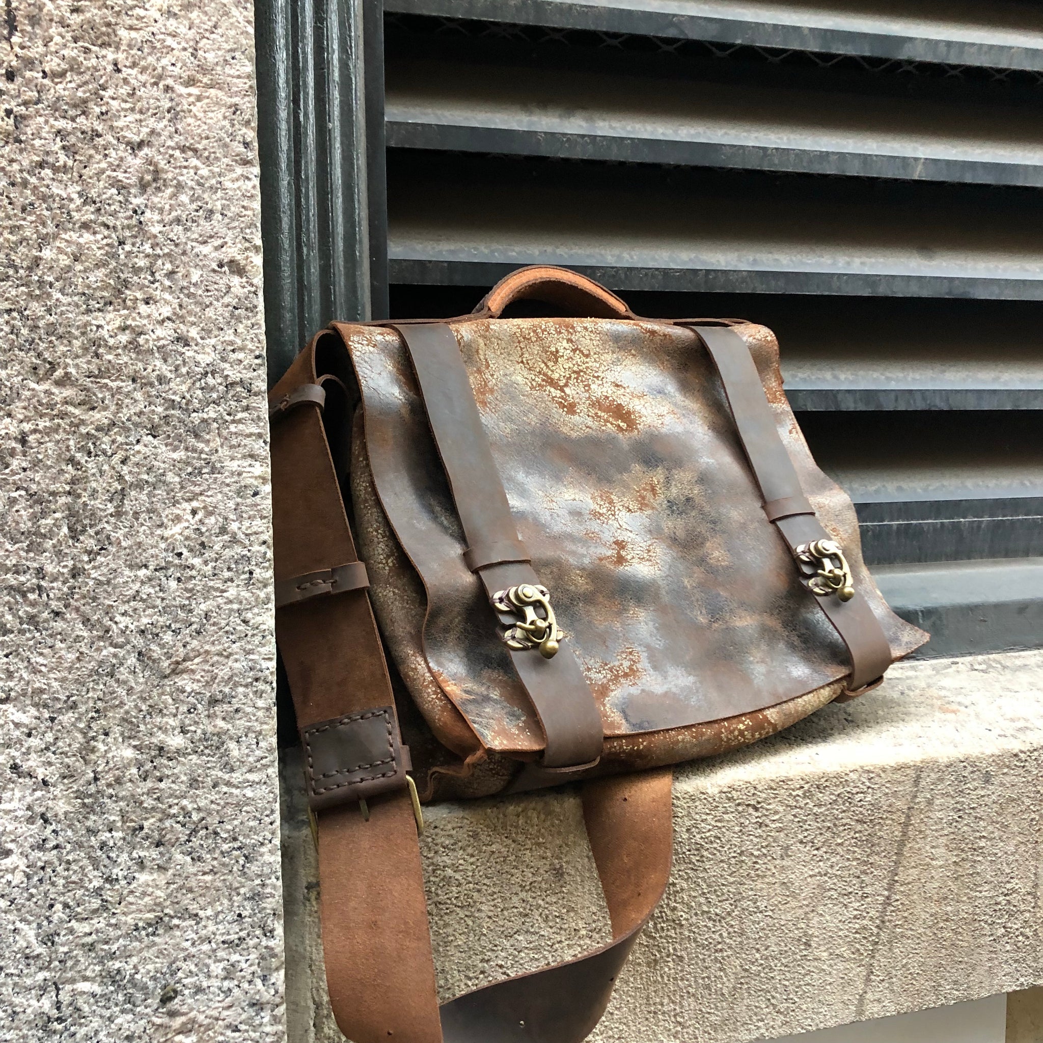 Londo Top Grain Leather Travel 16” Laptop Bag - Briefcase Satchel Port –  MegaGear Store
